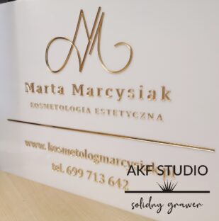 wycinanie-liter-ze-zlotej-plexi-szyldy-z-plexi-akf-2