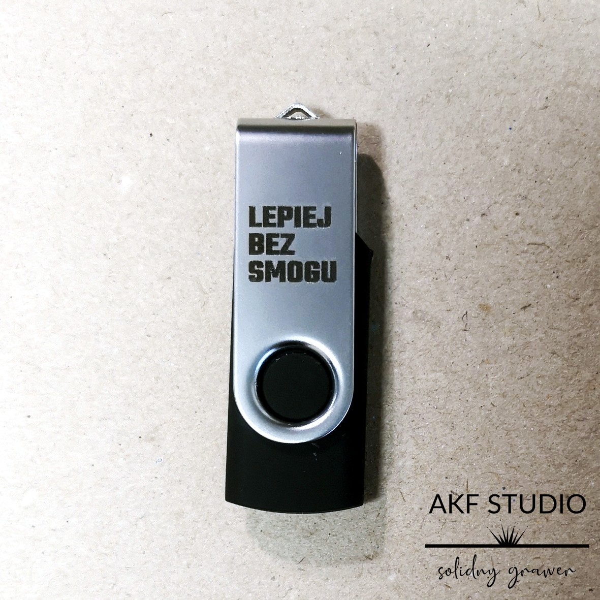 pendrive z grawerem sentencja