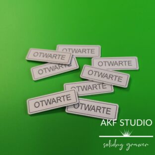 aluminiowe srebrne tabliczki opisowe grawerowane laserem otwarte