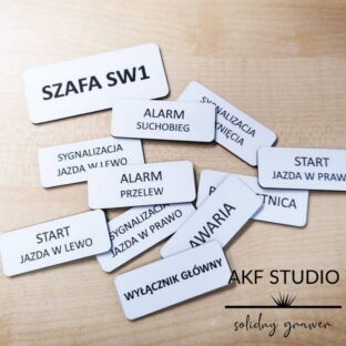 białe tabliczki opisowe grawerowane z laminatu