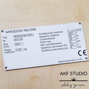 grawerowana tabliczka opisowa urządzenia biały laminat