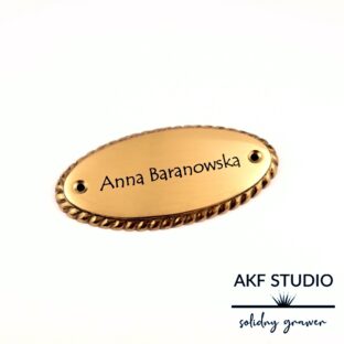 grawerowana tabliczka z brazu na drzwi