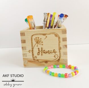 grawerowane drewniane pudelko na dlugopisy dla dziewczynki upominek