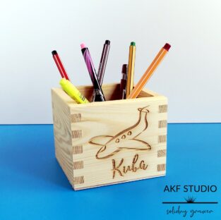 grawerowane pudeêko na kredki dla dziecka