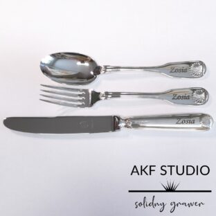 grawerowany srebrny komplet sztuccow imieniem