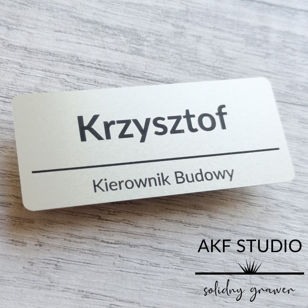 identyfikator aluminiowy z nazwiskiem grawerowany