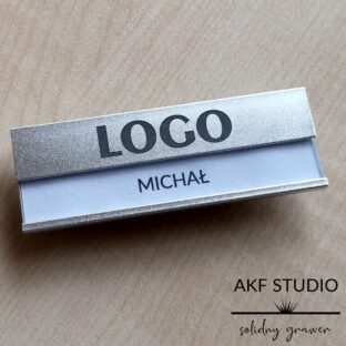 identyfikator z grawerowanym logo firmy