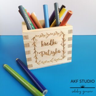 na dzien dziecka grawerowany pojemnik na kredki