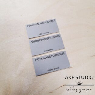 srebrne tabliczki aluminiowe opisowe z grawerem