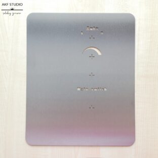 stalowy panel urzadzenia napisy wyciete na wylot