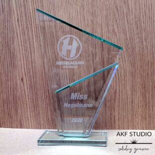 szklana statuetka z grawerem