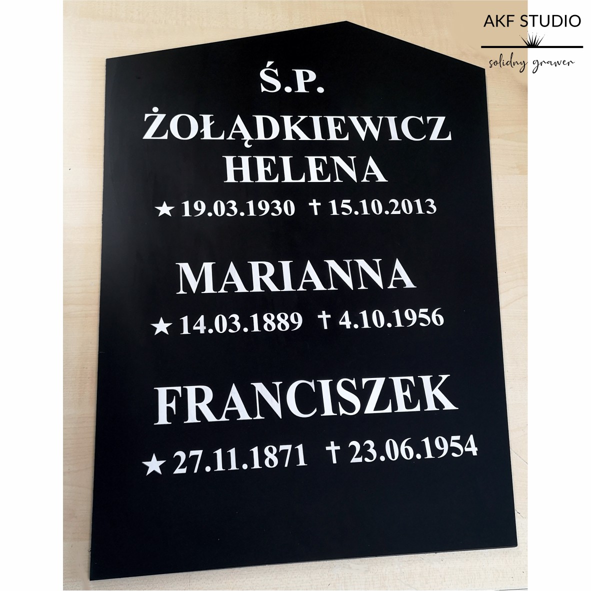 tablica nagrobna czarna z laminatu grawerskiego