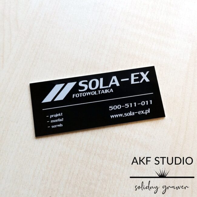 tablicza firmowa z logo adresem czarna grawerowana