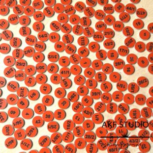 tabliczki z numeracja grawerowane