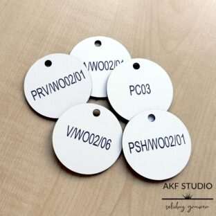 tabliczki zawieszki z numerem informacyjne