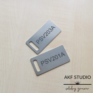 zawiesia stalowe opisowe na kable zawory z grawerem