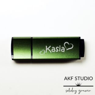 zielony pendrive z grawerem