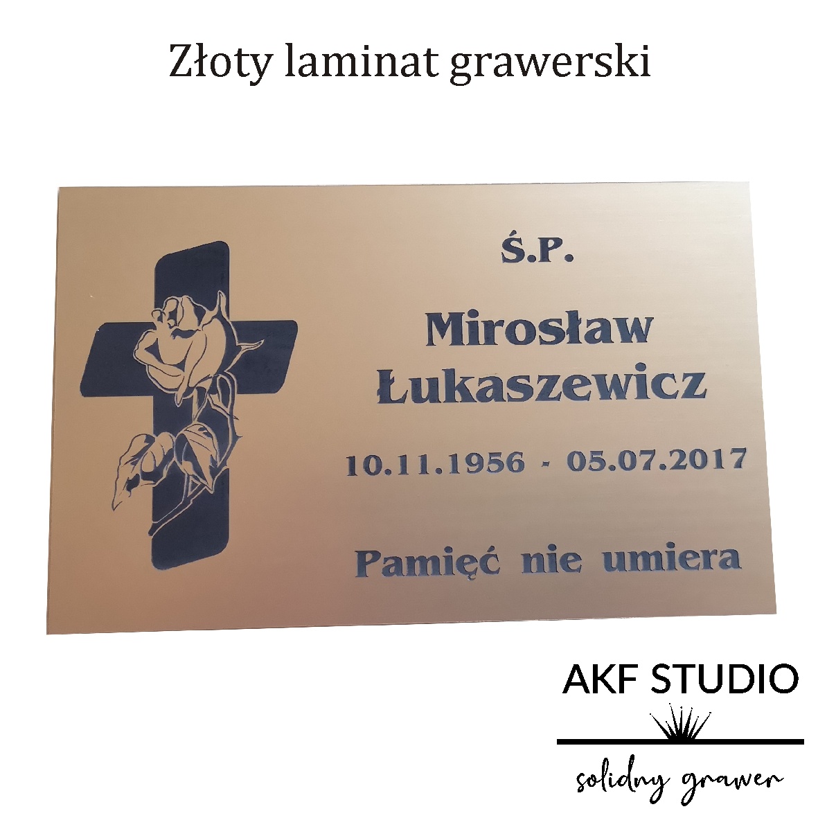 złota tablica grawerowana na nagrobek z nazwiskiem